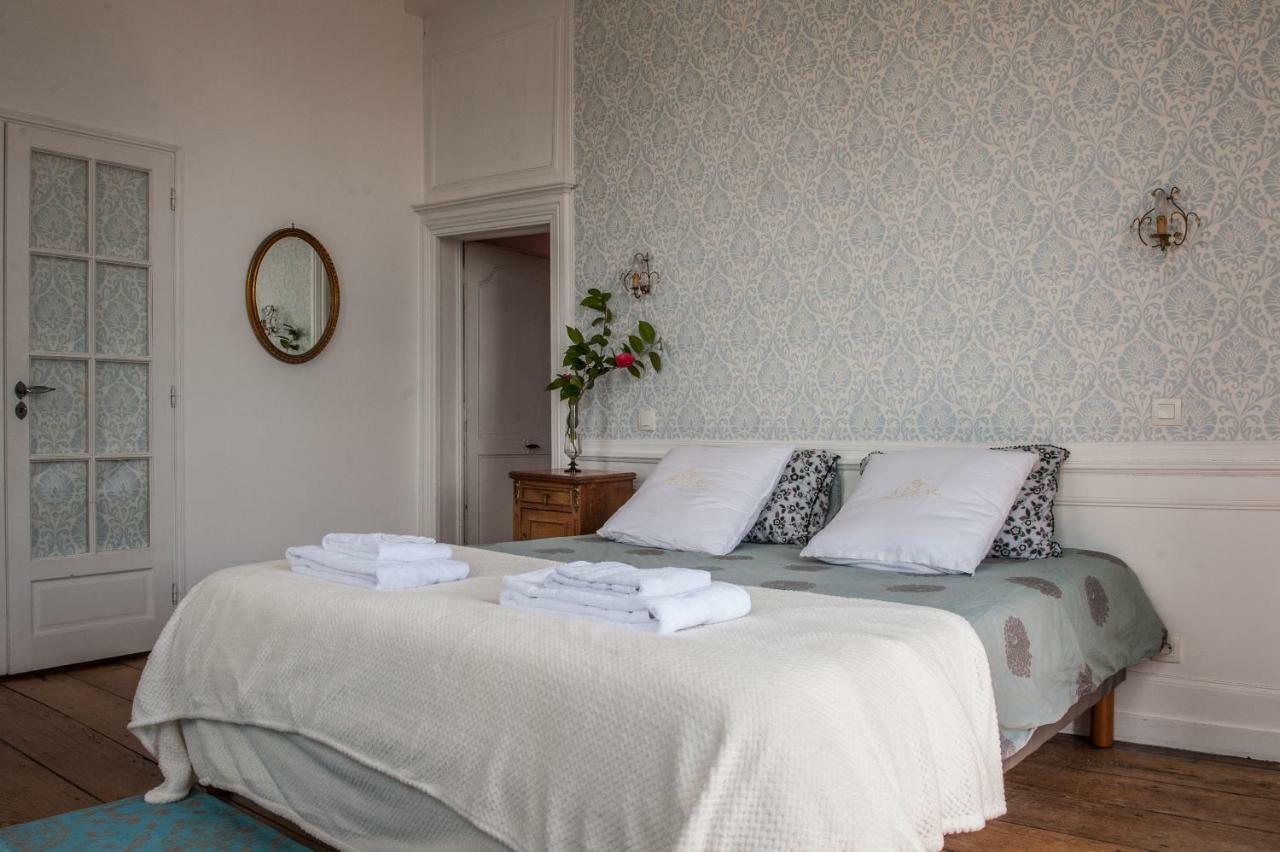 Hotel Particulier Le Mercier De Montigny -Une Nuit Sur Les Remparts- ฟูแฌร์ ภายนอก รูปภาพ