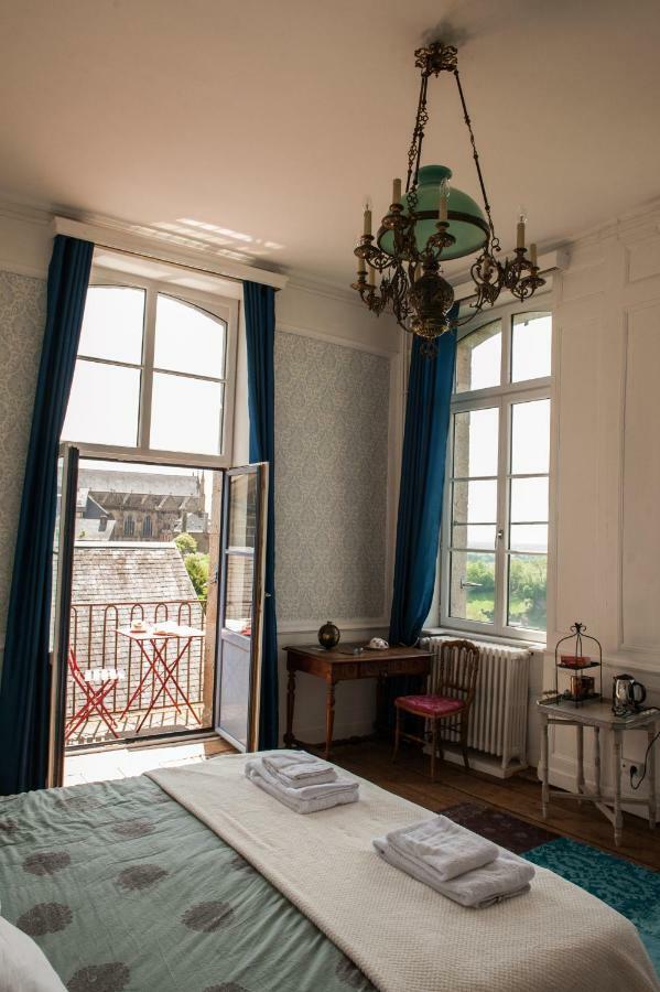 Hotel Particulier Le Mercier De Montigny -Une Nuit Sur Les Remparts- ฟูแฌร์ ภายนอก รูปภาพ