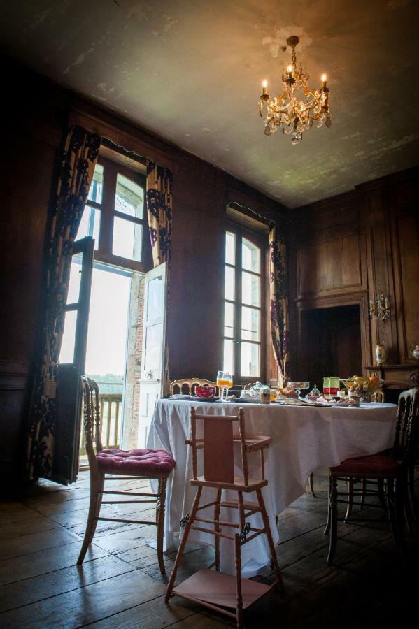 Hotel Particulier Le Mercier De Montigny -Une Nuit Sur Les Remparts- ฟูแฌร์ ภายนอก รูปภาพ