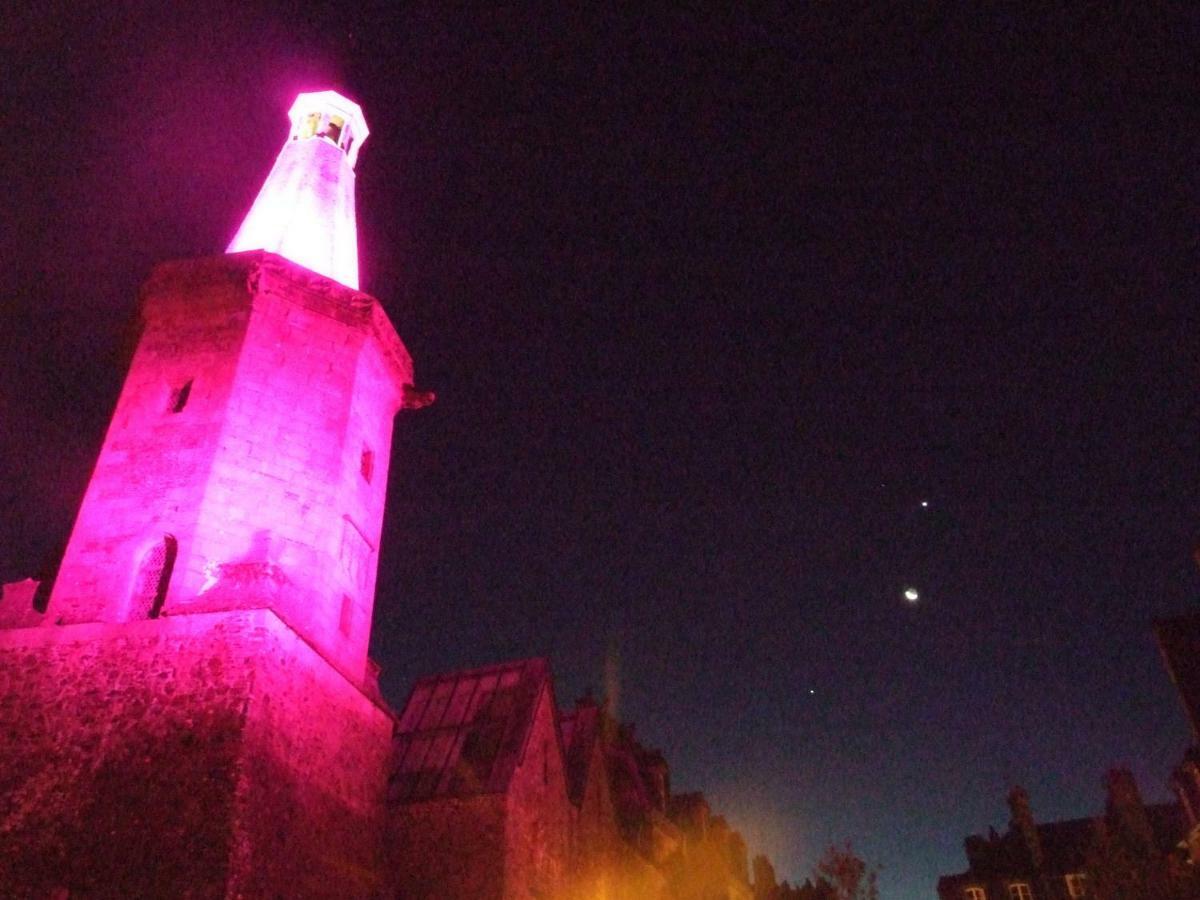 Hotel Particulier Le Mercier De Montigny -Une Nuit Sur Les Remparts- ฟูแฌร์ ภายนอก รูปภาพ