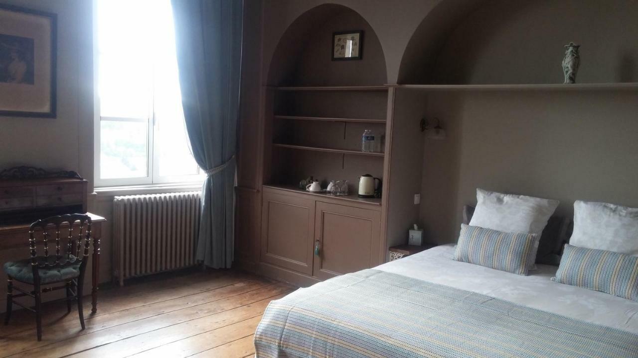 Hotel Particulier Le Mercier De Montigny -Une Nuit Sur Les Remparts- ฟูแฌร์ ภายนอก รูปภาพ