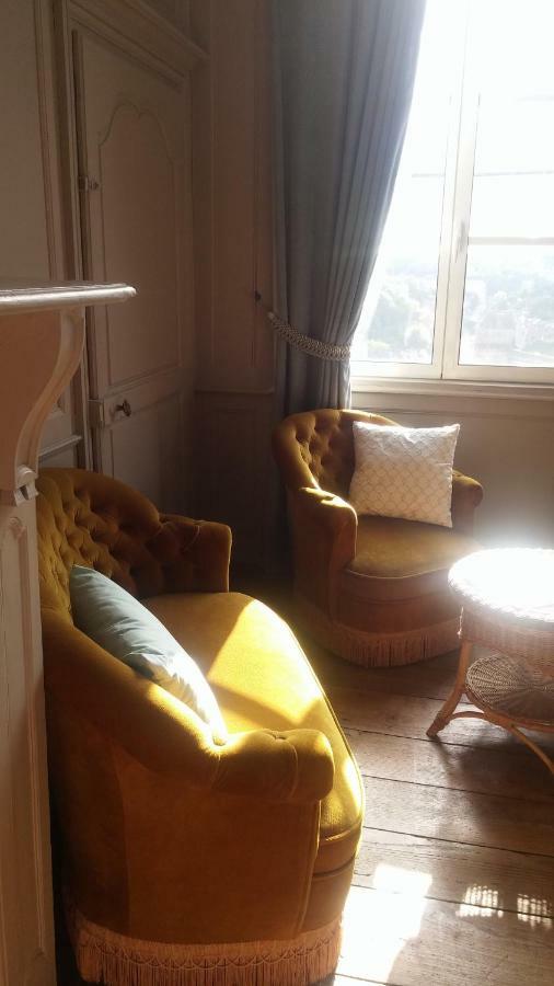 Hotel Particulier Le Mercier De Montigny -Une Nuit Sur Les Remparts- ฟูแฌร์ ภายนอก รูปภาพ